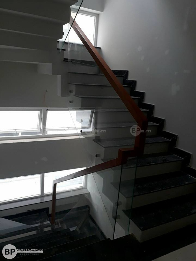 thi công cầu thang kính, lan can kính quận 7, hcm